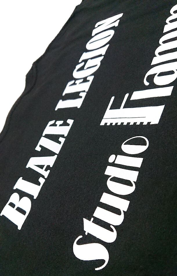 ロゴプリント部分のアップ写真もご覧くださいませ。