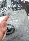 さらに後日、追加注文いただいた時の発送前にパチリと撮影させていただきました。<br>こんな感じでロゴプリントのカラーを、グレーTシャツには黒プリント。紺と黒には白プリントで仕上げております。<br>いつもご注文本当にありがとうございます♪