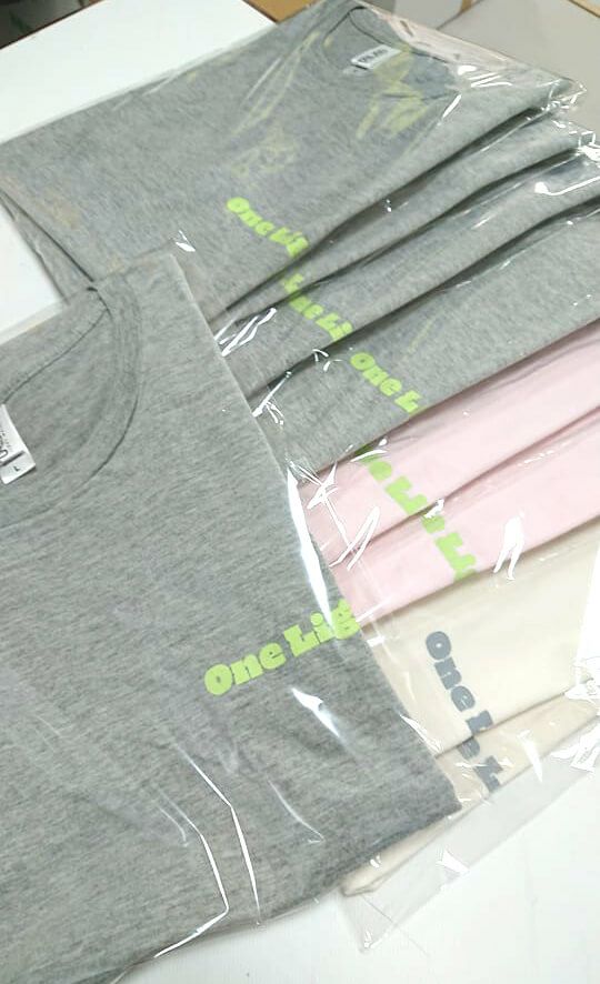 綾部市ワンライト様からオリジナルTシャツの追加注文をいただきました。完成時にパチリと撮影いたしました。爽やかカラーのオリジナルTシャツの完成です。