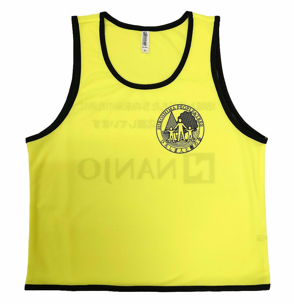 ビブスの前面・左胸にもロゴプリントさせていただきました。<br>前面、背中ともに名入れしているのでオリジナル感満点です！