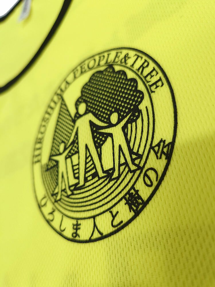 ビブスへのロゴプリント部分のアップ写真