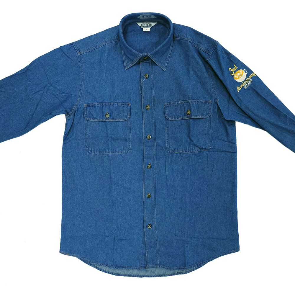 東京都千代田区にあるスターバックスコーヒーJR神田駅南口店様のロゴ入りオリジナルデニムシャツの完成写真をご覧ください。<br>こちらの商品は全国のスタバ周年シャツとして採用実績多数！