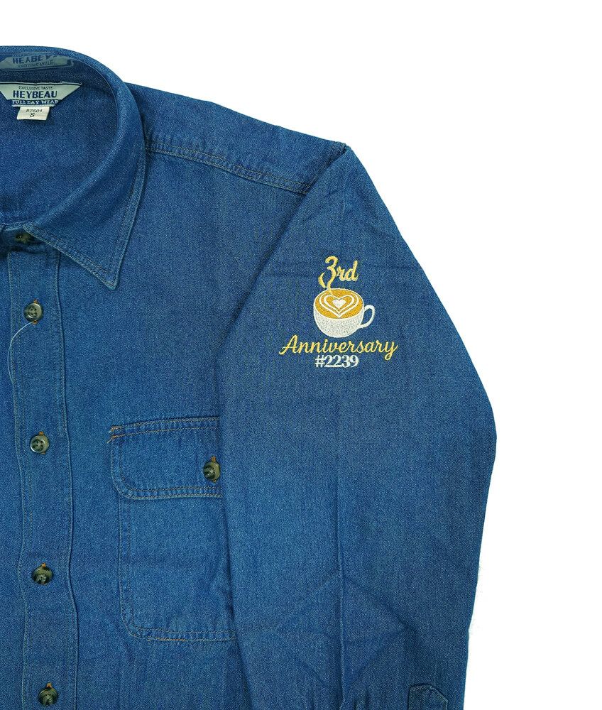 袖にスターバックスのロゴ刺繍を入れた部分