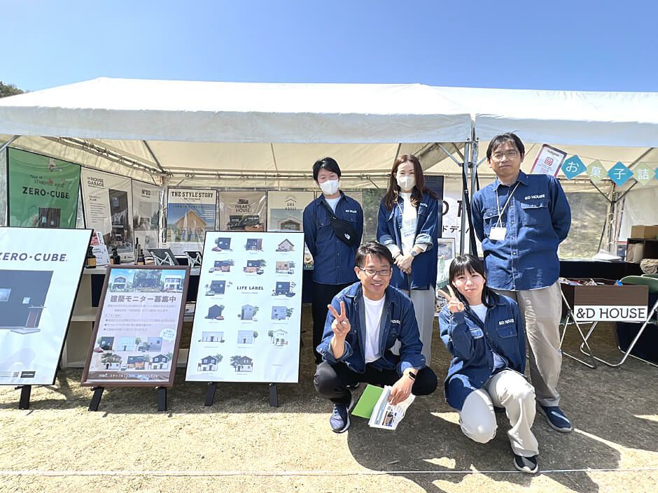 岡山県倉敷市の住宅販売アンドディハウス様の住宅イベントでの実際のオリジナルデニムシャツの着用写真をご紹介です。ロゴ入りだとこんなにかっこいいです！