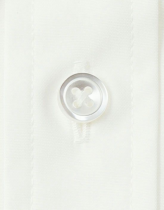 シーンを選ばず使える、清潔感のある白ボタン仕様