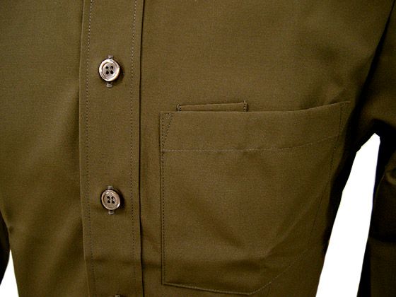 胸ポケットの中にペン差し付き