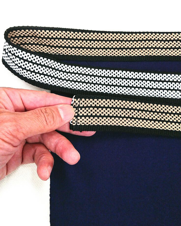 ベージュの紐（ひも）に付け替えた写真です。