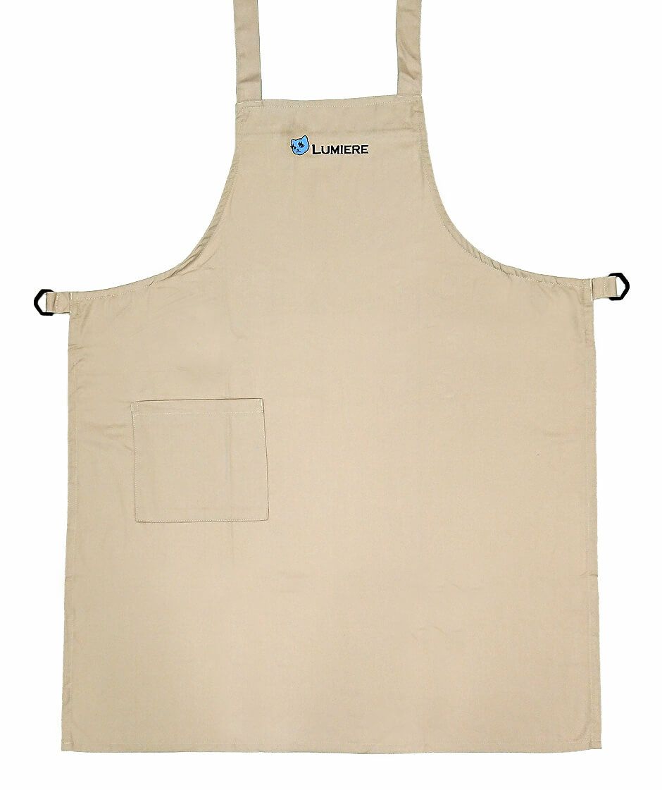 実際のまつ毛パーマ専門店さまのオリジナル刺繍入りの完成写真でございます。<br>やはり胸の中央に置きく入れるのが1番目立って良いですね。<br>素敵なオリジナルエプロンの完成です！