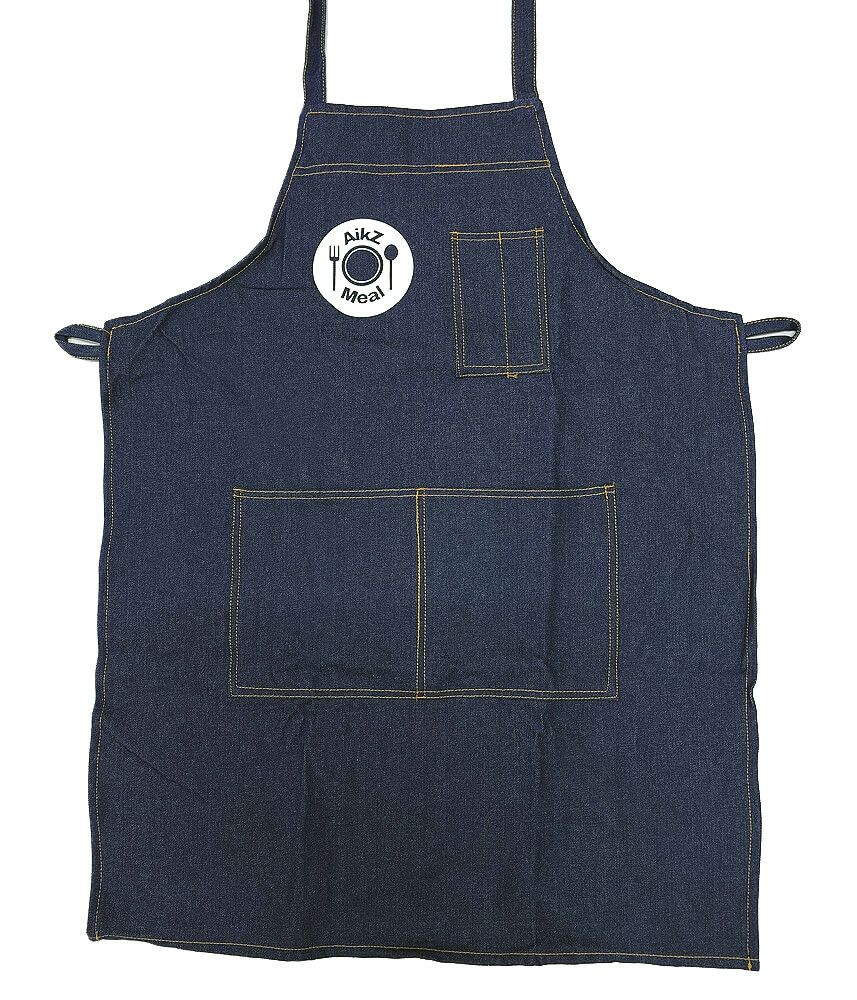 東京都新宿区で営業されているアジアン料理店・Aikz Meal様のロゴマーク入りオリジナルデニムエプロンの完成写真をご覧くださいませ。右胸のロゴマークがかっこいい！