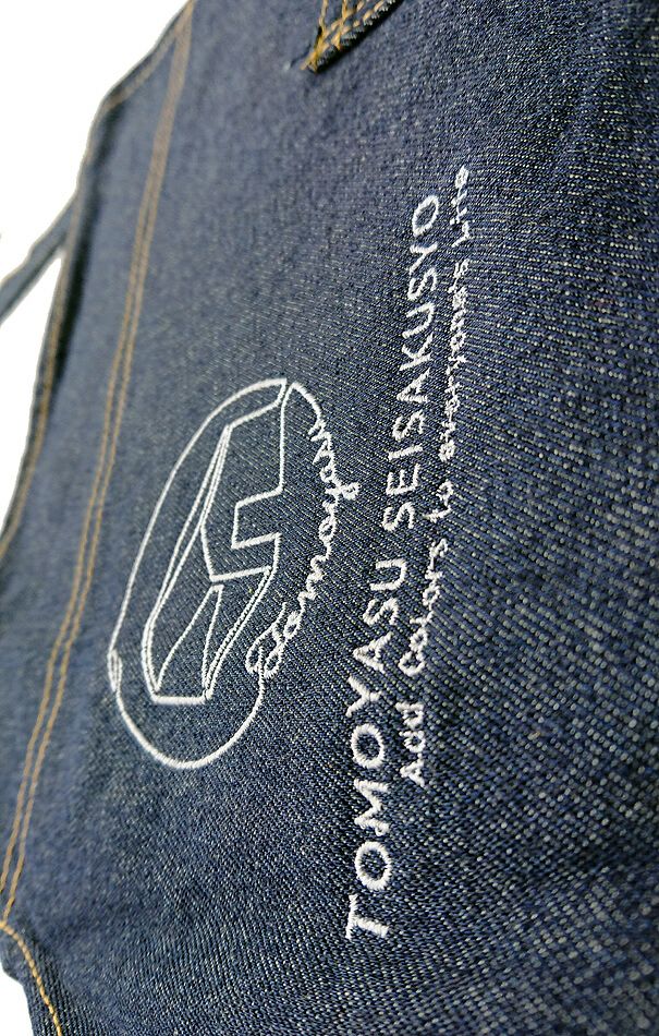デニムエプロンにロゴ刺繍の名入れ加工のアップ写真です。刺繍は高級感があって良いですね♪