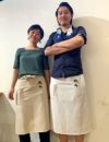 実際の飲茶料理専門店様の爽やかなエプロンユニフォームの着用写真をご覧くださいませ。