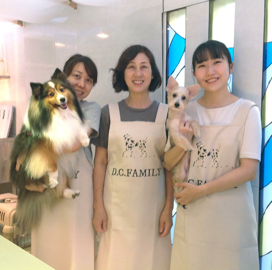 犬の美容室DCファミリー様の名入れエプロンの着用写真：東京都狛江市