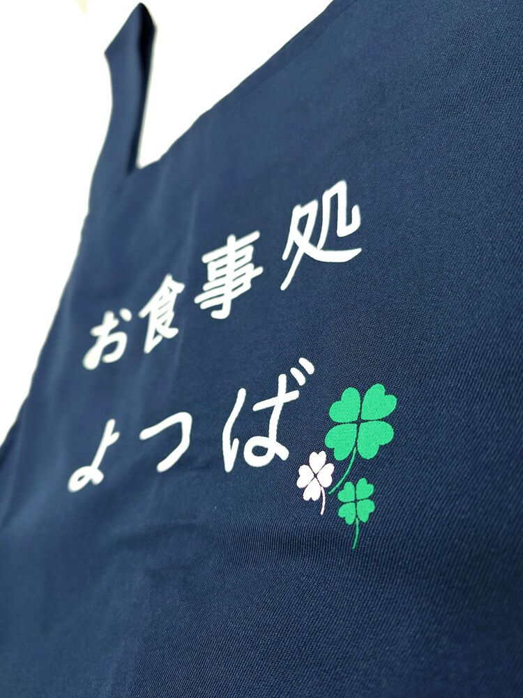 胸当てエプロンへのオリジナルプリント部分の超拡大アップ写真も撮影いたしました。<br>インクがキレイに定着しております