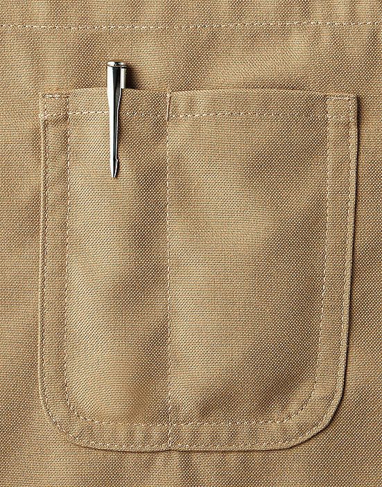 ペンや小物が入る便利な胸元のポケット
