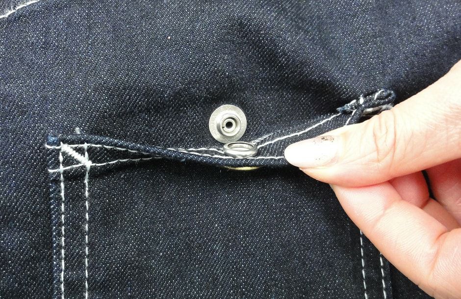 小さいポケットにはスナップボタン付きで中身が落ちにくい！