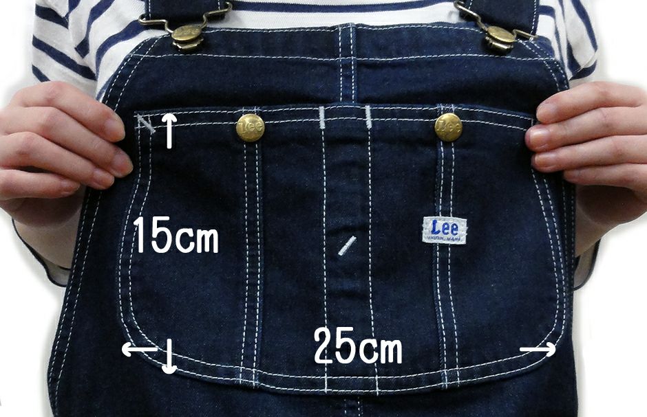 胸ポケットのサイズも大きめで飛び出し防止ボタンが付いてます。