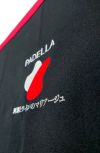 腰巻きエプロンへのロゴ刺繍部分のアップ写真もパチリと撮影いたしました。