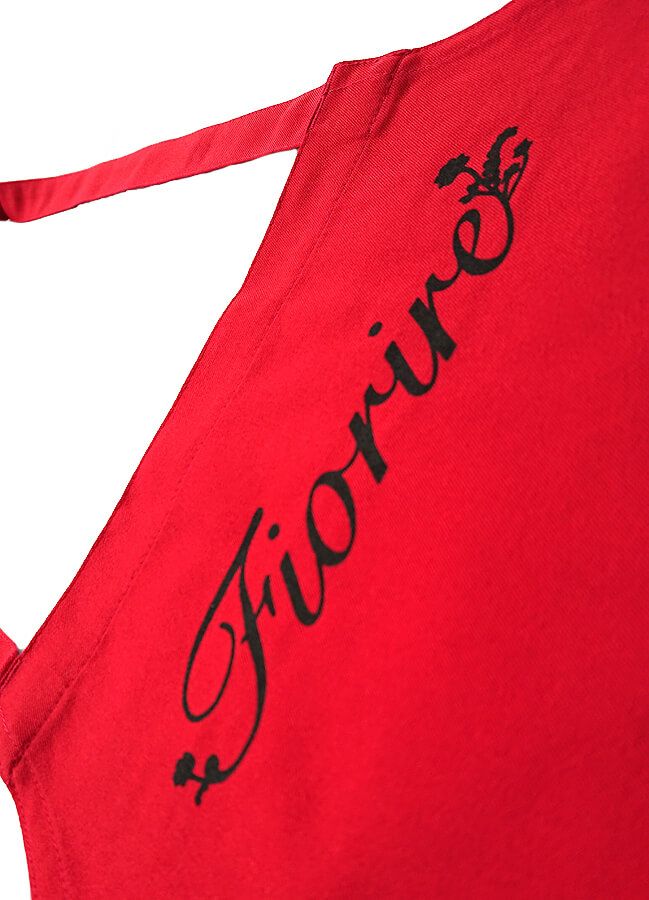 ロゴプリント部分の超拡大アップ写真を撮影いたしました。ユニフォーム用の長持ちする特殊なインクを使用しているので、ロゴや文字がそう簡単に剥がれる心配はございません。