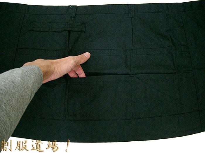 こんな感じでポケットが６個付いてます♪ ●もしオリジナルプリント入れる場合は、この真ん中の指を差し込んでいるポケット部分に 10cm程度の大きさしかプリント出来ないです。