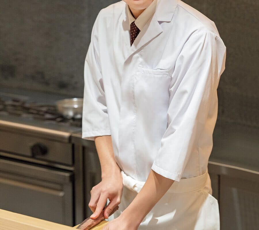 調理前掛け・白の着用写真