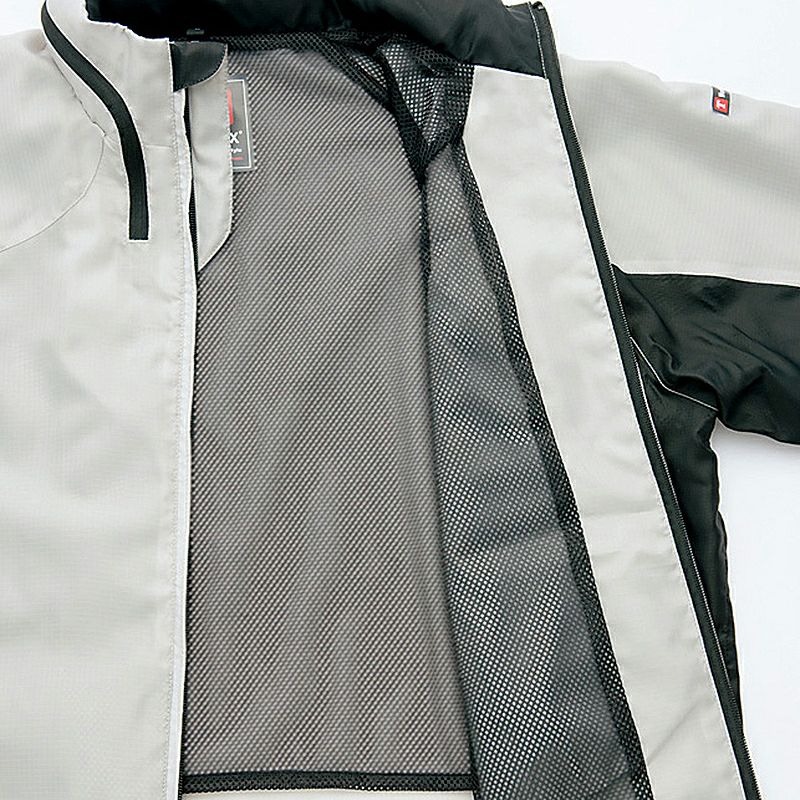 中は蒸れにくいようにメッシュ生地を採用