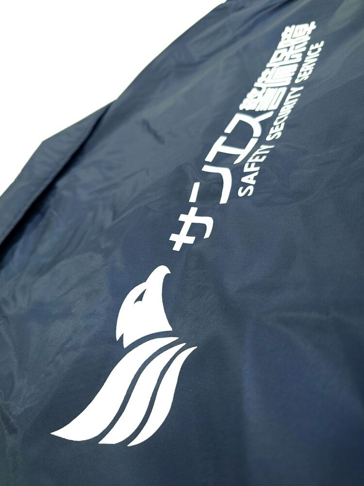 オリジナルプリント部分の拡大アップも撮影しました。<br>シルクプリントという特殊なユニフォーム用の長持ちするインクで名入れしているので洗濯耐久性も抜群に良いです