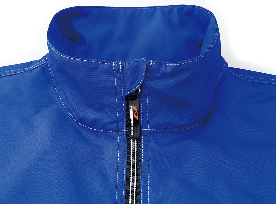 えり部分はファスナーが首に直接当たらないようにファスナーガード仕様！