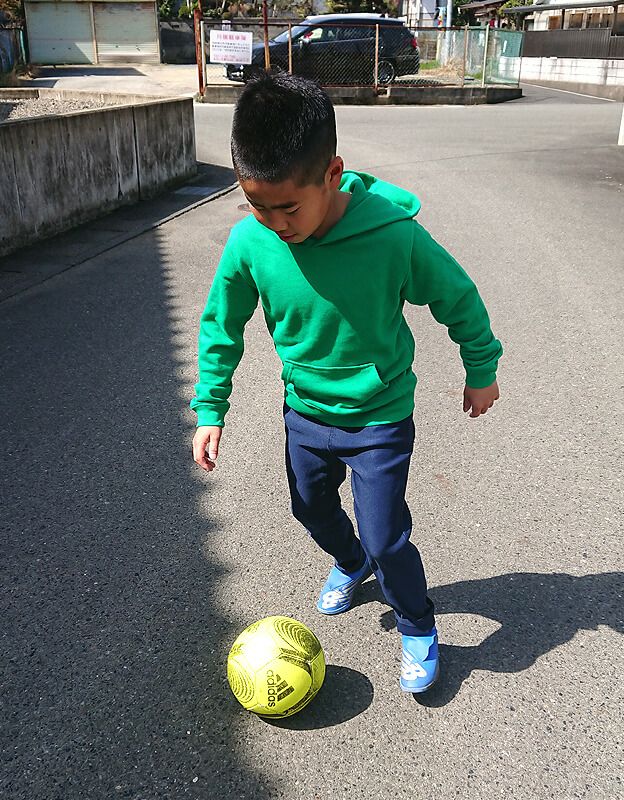 ジュニアサッカーチーム用にお揃いで揃えるのもかっこいいと思います。子供用110cm～150cmサイズまで生産しています。