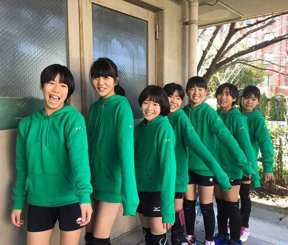 少女バレーボール部様の実際の着用事例（京都府福知山市）<br>こんな感じで全員でお揃いパーカーを着用すれば一致団結力がアップするでしょう！