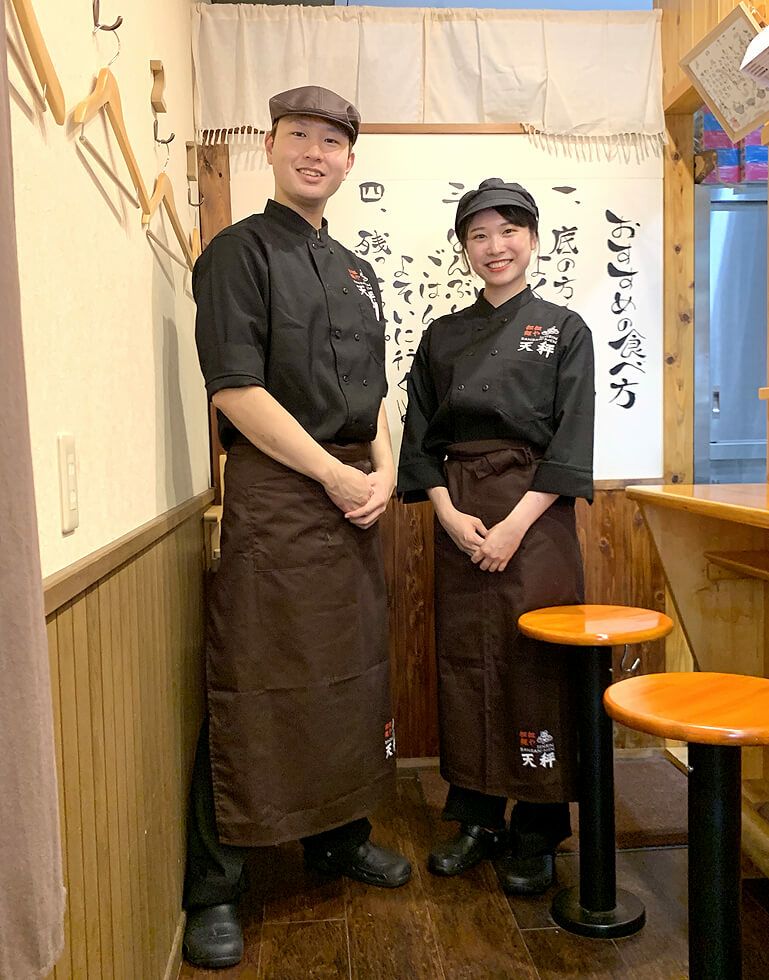 名古屋市中区にある担担麺屋『天秤』様の実際のコックコートの着用写真