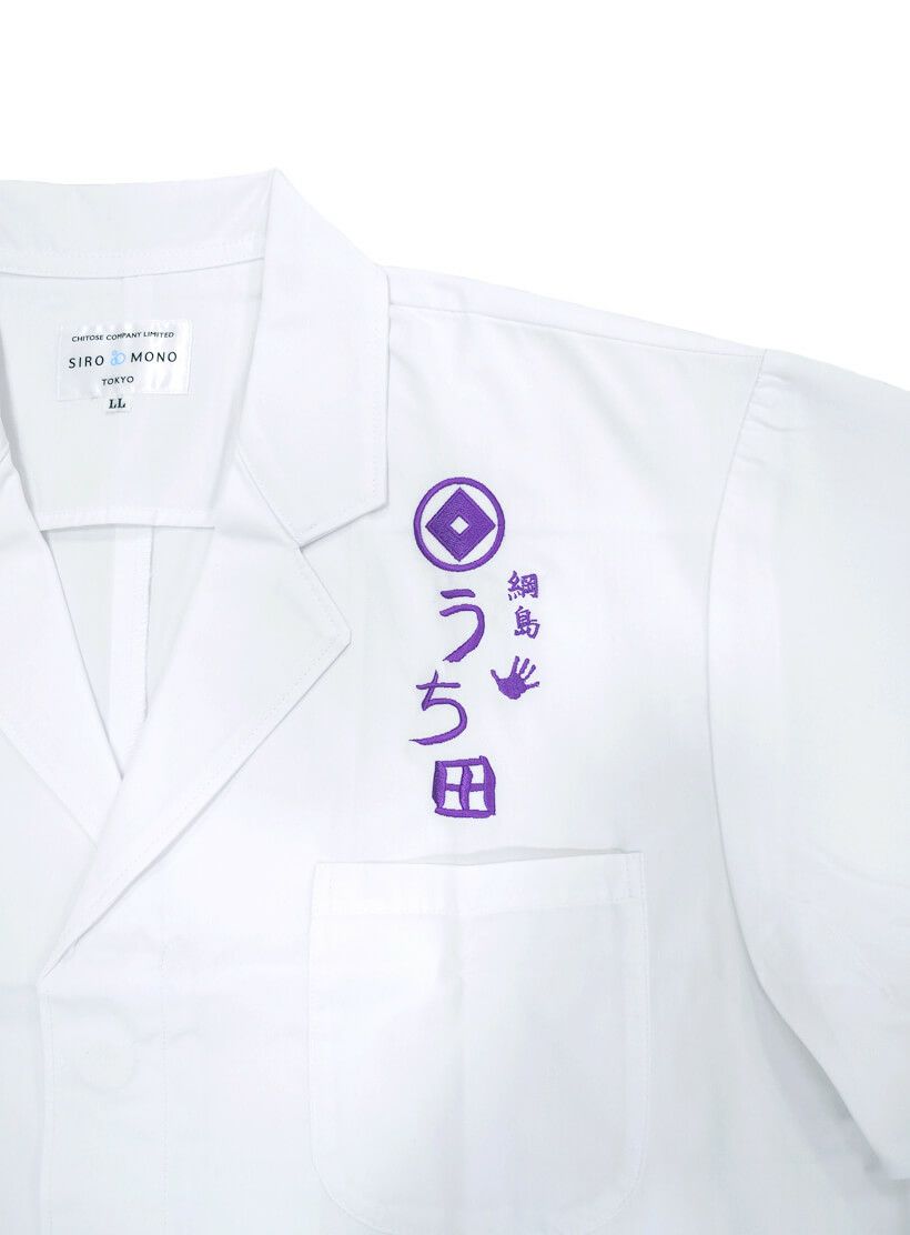 左胸に名入れした店舗ロゴの刺繍部分