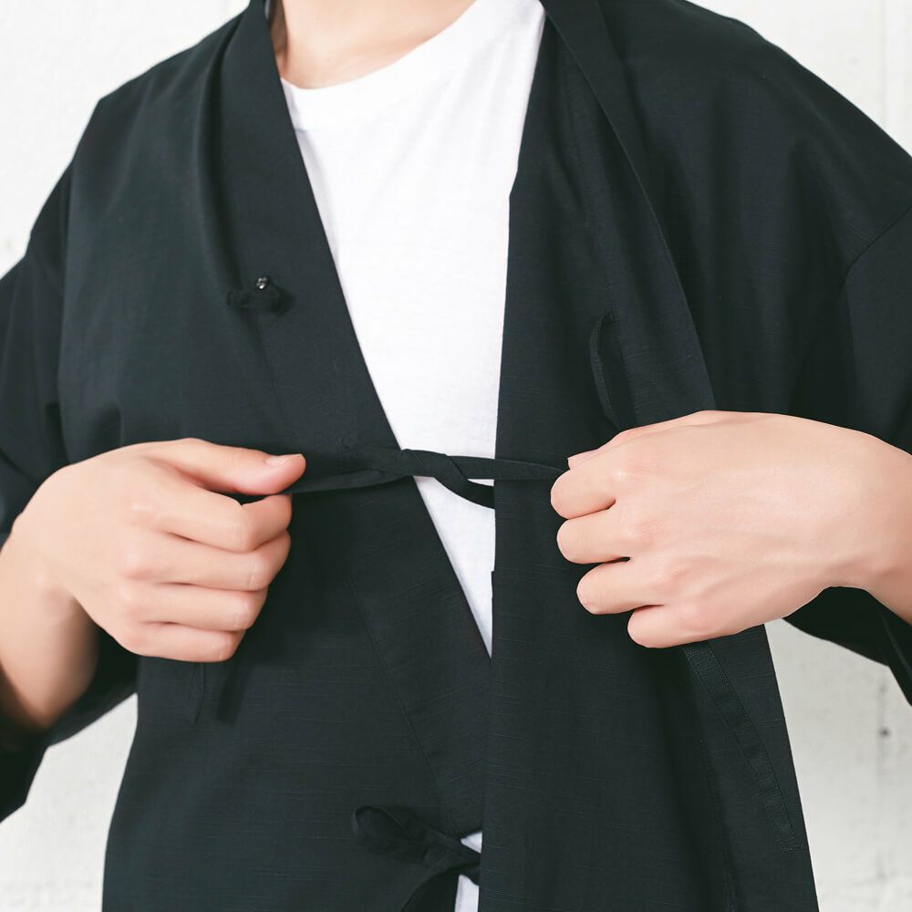 内側のひも同士を結びます。