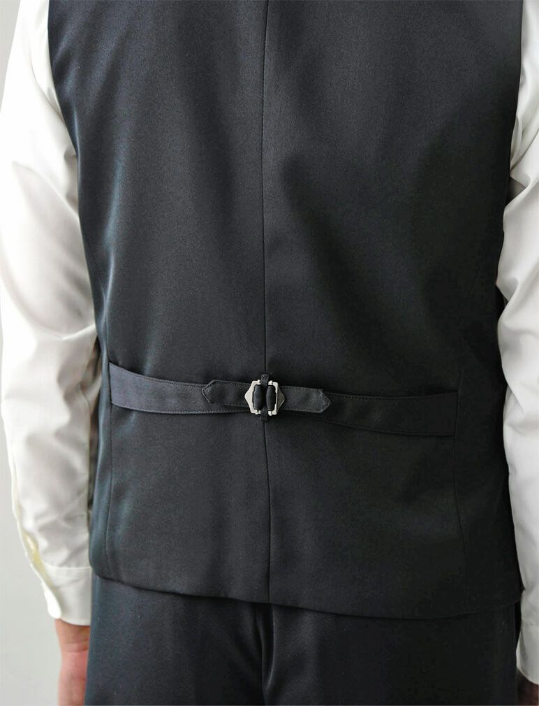 背中のバックル付ベルト