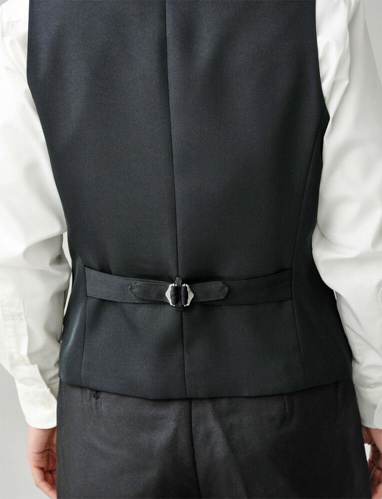 背中のバックル付ベルト