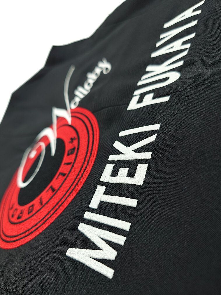 黒ベストへのネーム刺繍部分のアップ写真