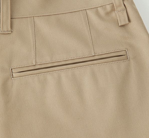 後ろ両側には耐久性に優れた玉縁ポケットなのでポケット口も丈夫で、ハンカチも入る大きさです。