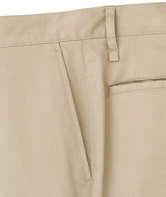 両脇にはポケット口も広く小物などの出し入れもしやすい便利な斜めポケット。