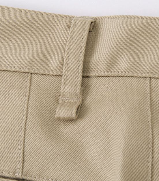 両腰後左右のベルトループにはカールコードなどを使用して、鍵などを吊り下げられる輪っか付きで落下防止になります。