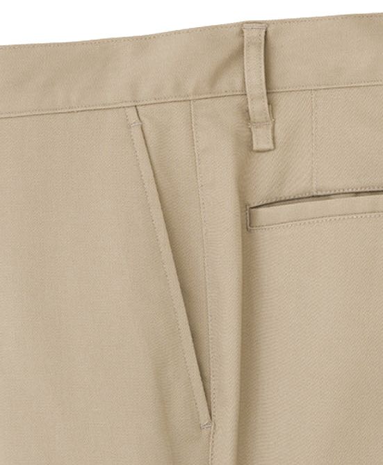 両脇には小物などの出し入れに最適な、ポケット口も大きく便利な斜めポケット。