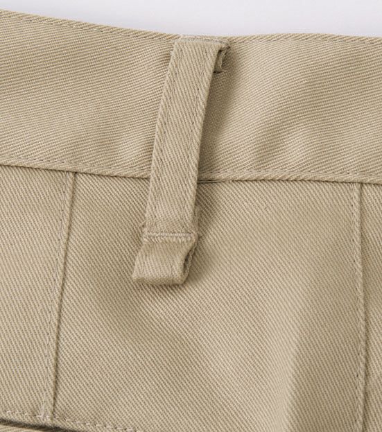 両脇には小物などの出し入れに便利な、ポケット口が大きめの斜めポケットを採用しています。