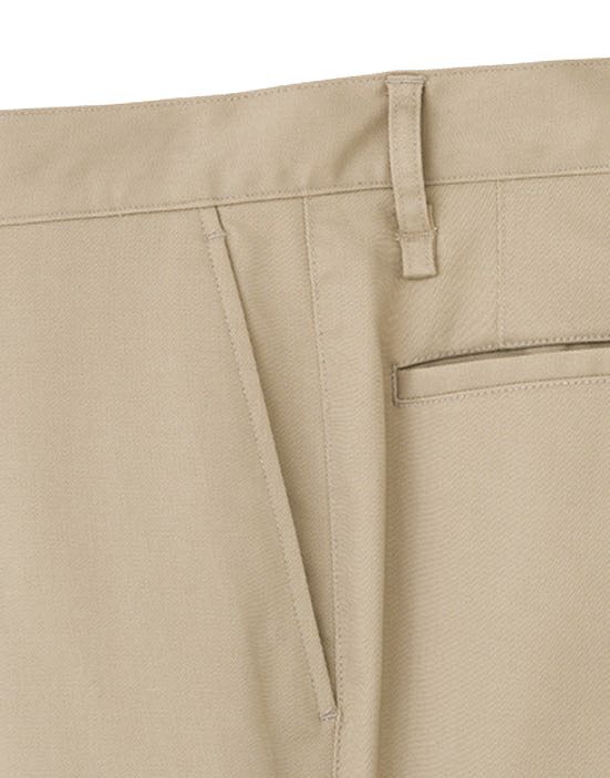両脇には小物などの出し入れに便利な斜めポケットを設置。ポケット口も広く、出し入れがしやすいです。