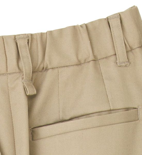 後ろウエストは総ゴム仕様。ベルトの締めつけ感がなく、ストレスフリーなはき心地を実現。