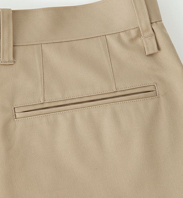後ろ両側には耐久性に優れた両玉縁ポケットを採用してますので丈夫で、しっかりしたポケットです。