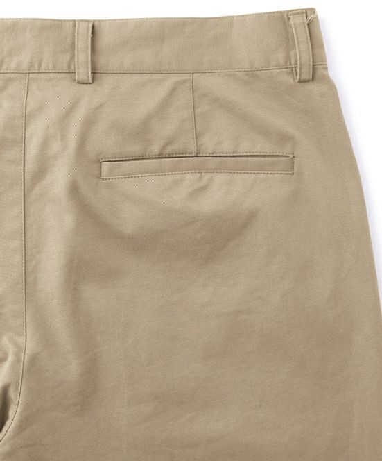 後ろポケットは丈夫で耐久性の高い片玉縁ポケットです。