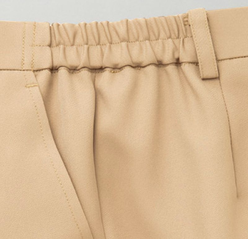 脇部分にはゴム仕様になっていますので、ベルトなしでもズレ防止になります。