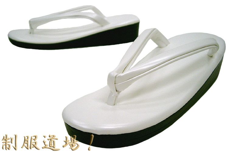 白色の耐水・雪駄