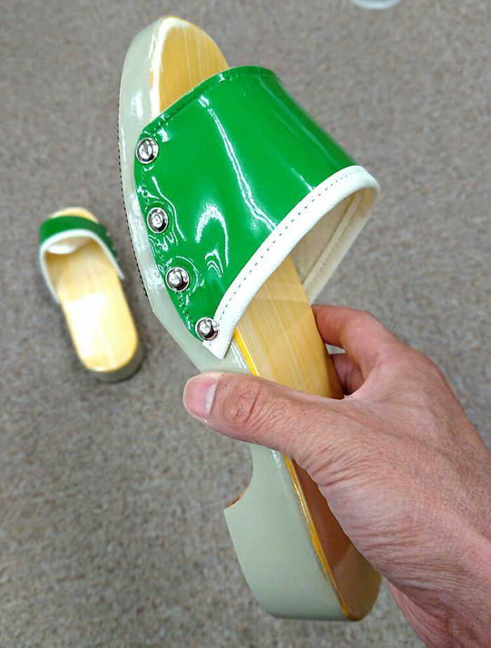 神戸市在住の個人のお客様から１足ご注文いただいた時の写真を発送前に撮影いたしました。<br>ちょっとゴミ捨ての時なんかに大活躍してくれます。<br>やや和風なご自宅や古民家だと雰囲気が最高です