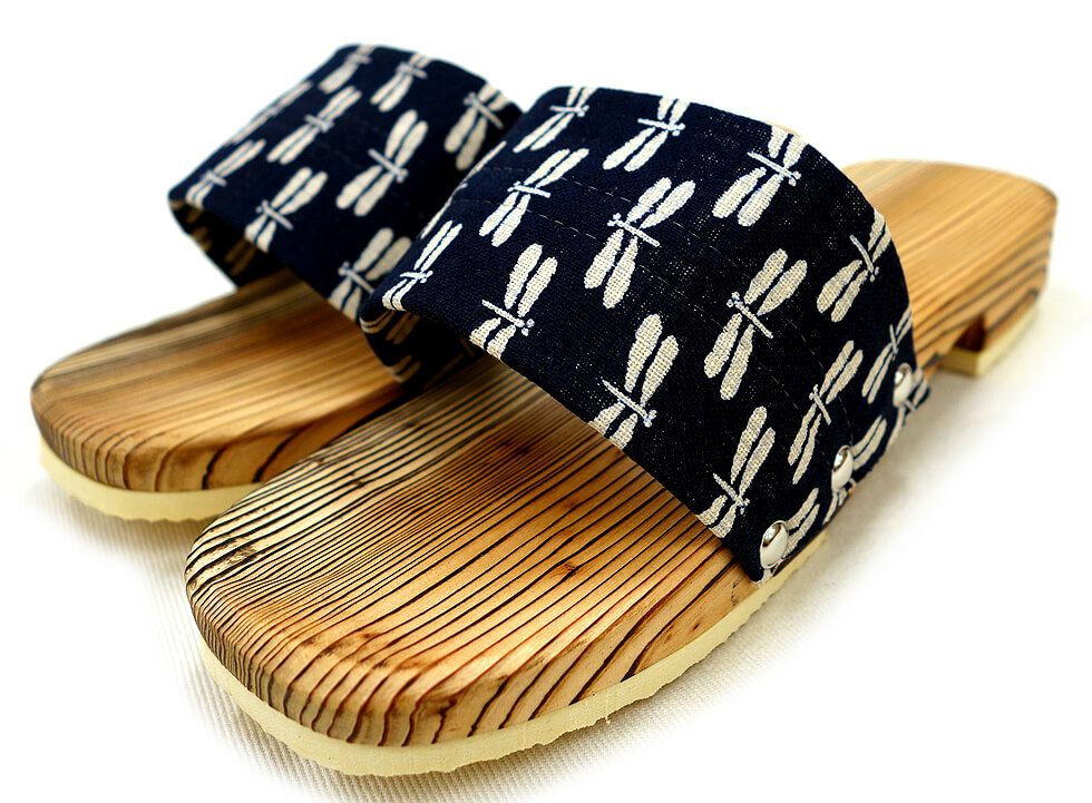 トンボ柄の木製サンダル下駄