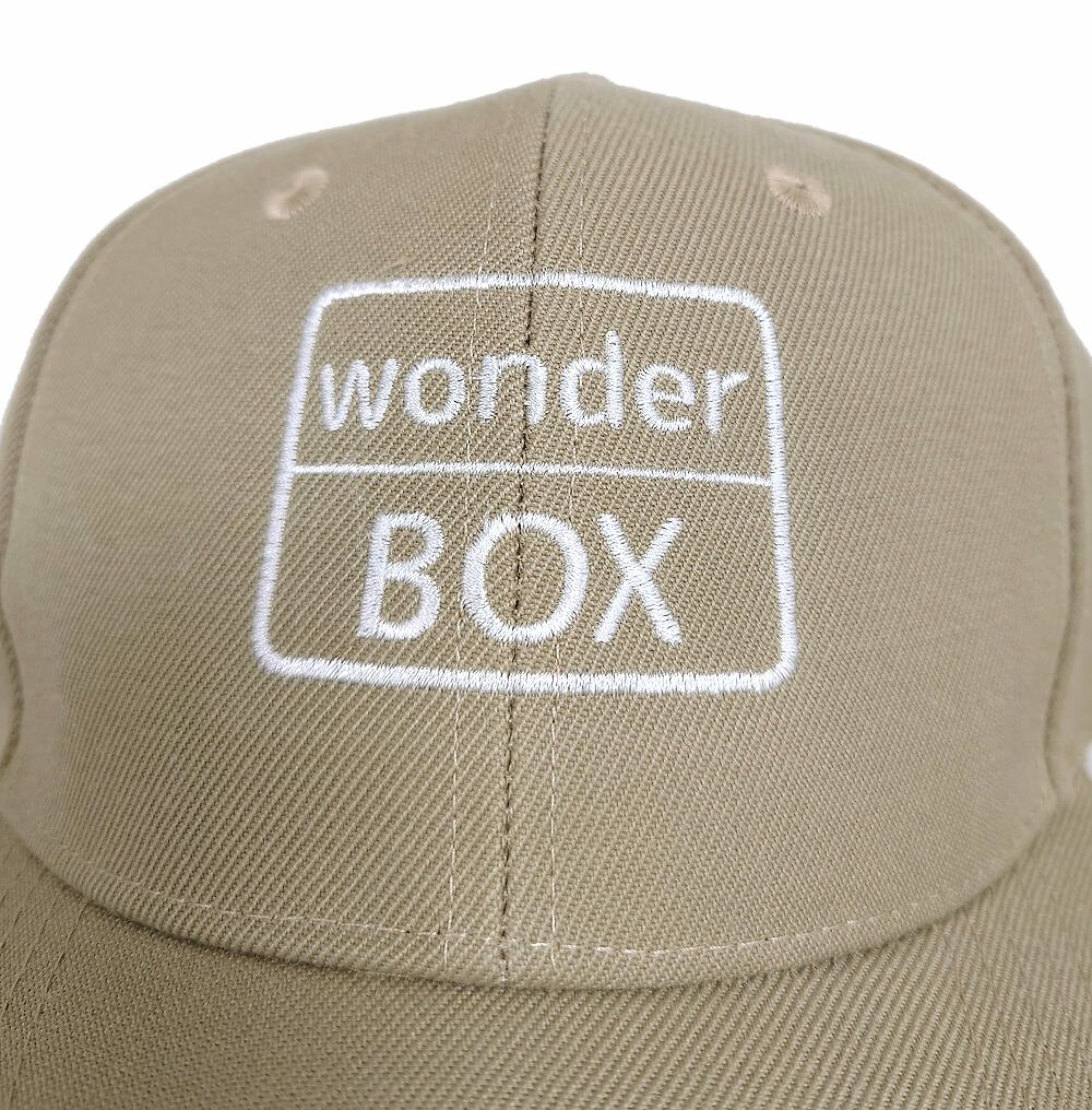 刺繍入りオリジナルキャップを正面から撮影