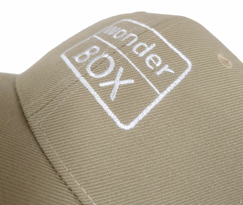 キャップのロゴ刺繍部分をナナメからの角度で撮影